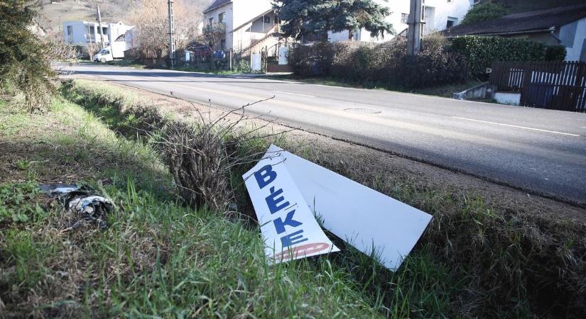 Botrány: szervezetten rongálják Orbán Viktor plakátjait és még dicsekednek is vele