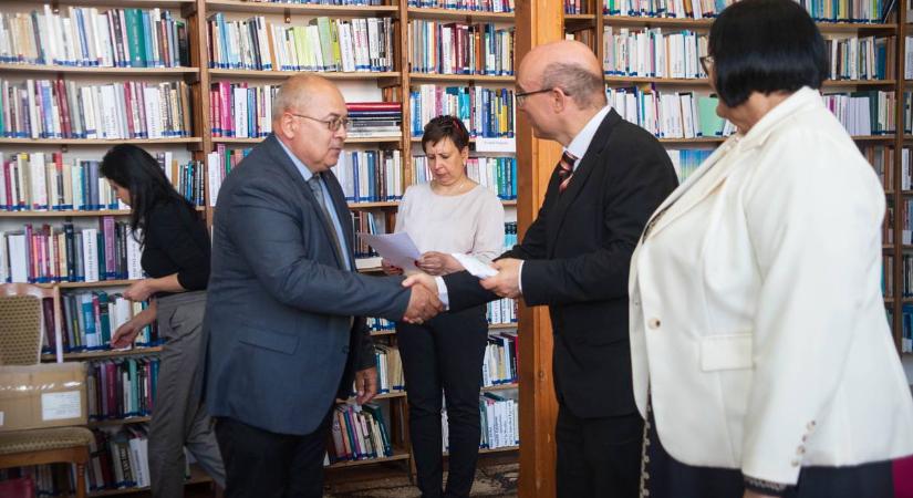 Átadták az első pedagógusigazolványokat Kárpátalján - Határokon átívelő megbecsülés