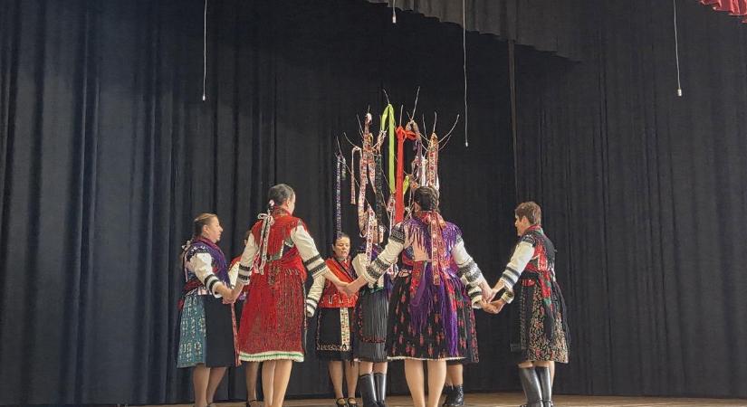 Villő, villő, selyemsátor