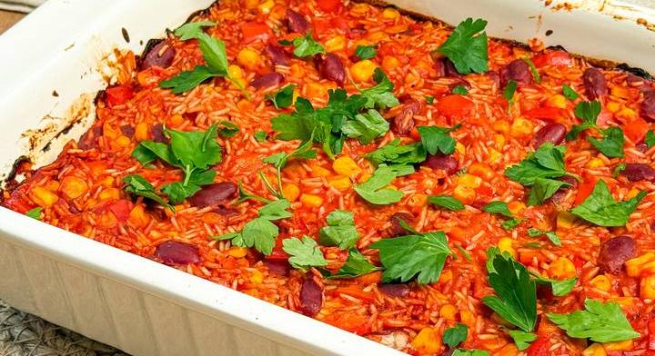 Babos-kukoricás sült rizs: egy tepsiben készül a fűszeres köret