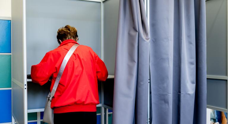 Dőlnek a választási rekordok, éleződik a verseny és a feszültség