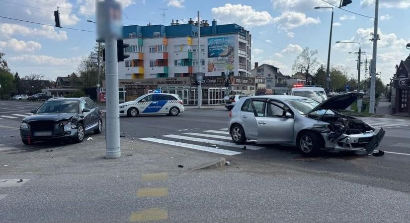 Két autó ütközött Hajdú-Biharban, öten kórházba kerültek - fotókkal