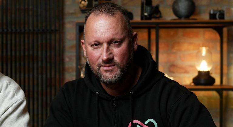 Alekosz részegen, az utcán akar lövöldözni, ha a Tisza Párt nyeri a választást