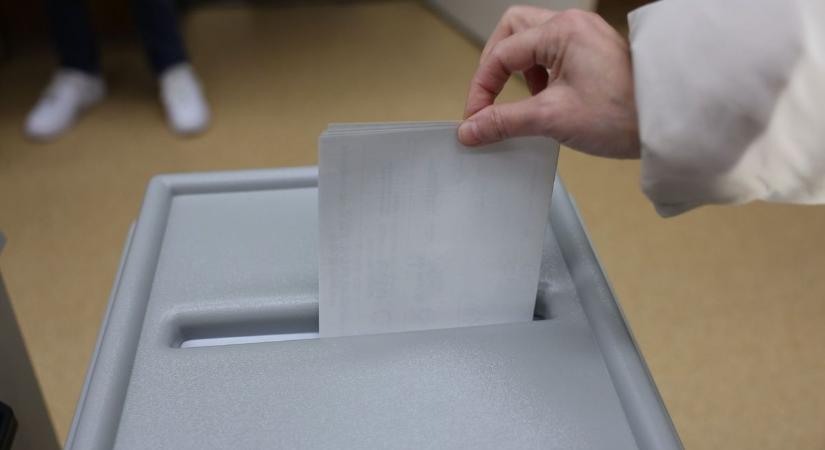 Sirokban az utcán idegenek zavarják a szavazókat