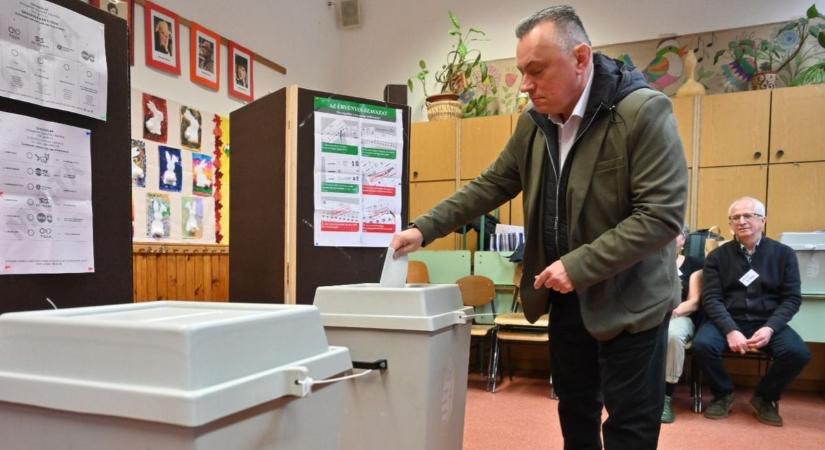 Választás 2026 - Szeles Szabolcs már szavazott, buzdító szavait videónkban hallhatják  fotók