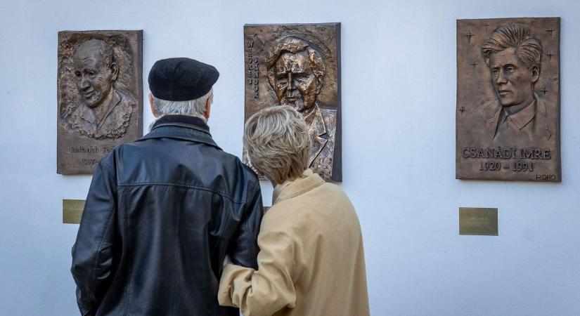 Újabb alkotással bővült az Irodalmi Emlékfal Gárdonyban