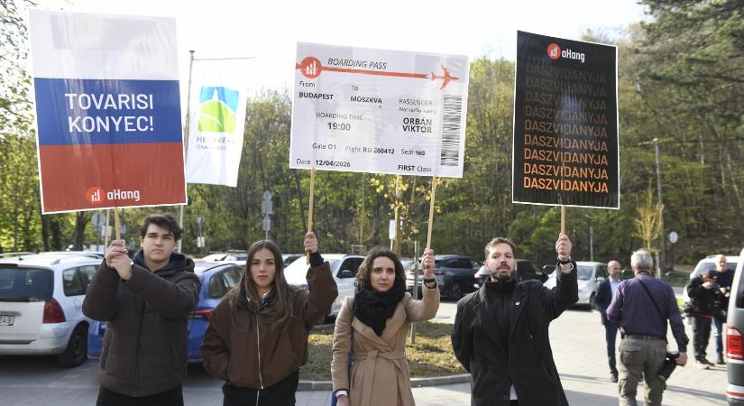 „Daszvidanyja” és „Tovarisi Konyec” táblával, valamint egy Moszkvába tartó egyirányú repülőjeggyel várták Orbán Viktort szavazás után