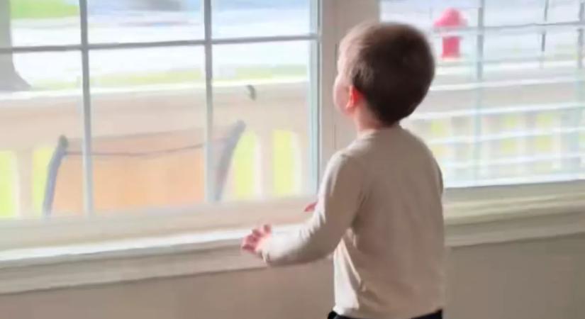 Mindig az ablakhoz szalad a kisfiú, ha esik az eső: az oka szívszorító