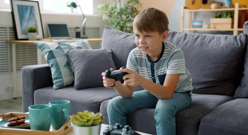 Vége a tiltásnak? Tudósok bizonyították be: sokkal okosabbak és sikeresebbek lesznek a videojátékozó gyerekek