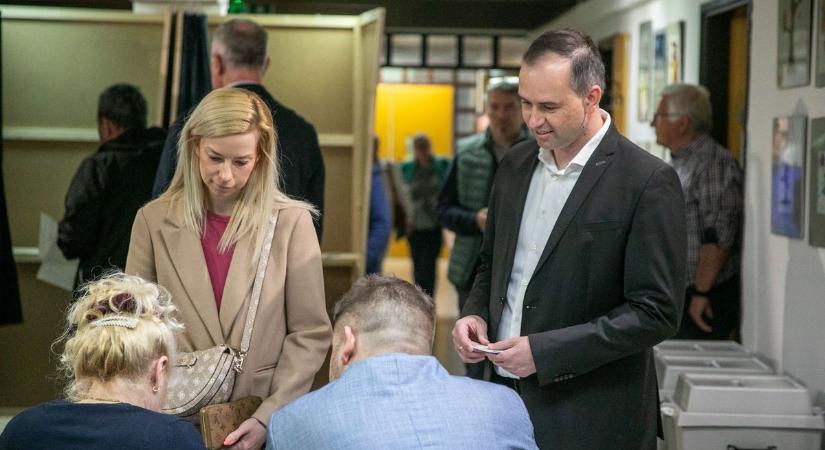 Történelmi voksolás: Barcza Attila feleségével együtt adta le szavazatát - fotó, videó