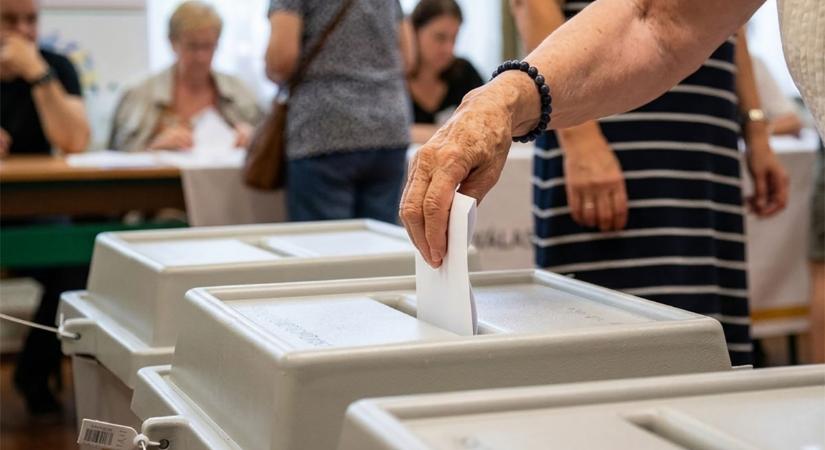 A szavazatszámláló bizottság tagjai nem használhatnak adatrögzítésre alkalmas eszközöket a szavazás alatt