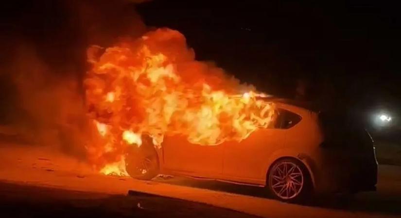 Videón, ahogy egy férfi szénné égette a barátja autóját Pécsen