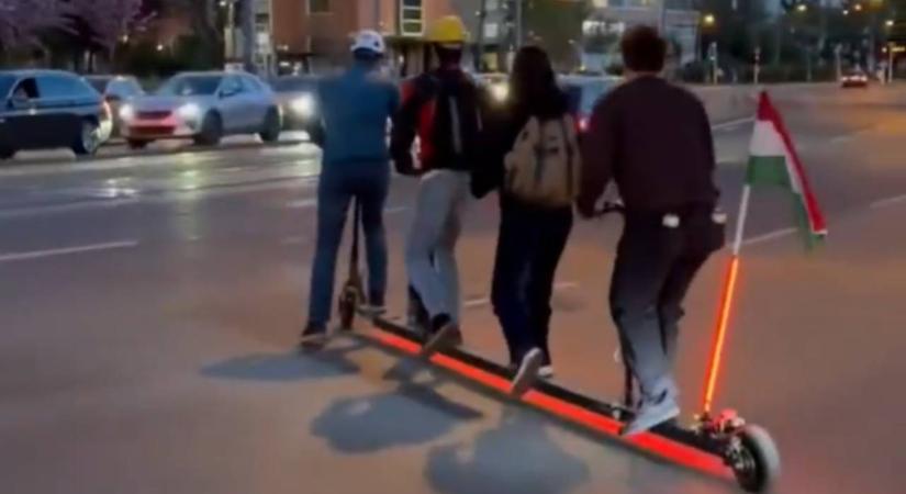 Hírek a nemzetközi sajtóból Magyarországról, amire nem számítottál a választás napján: magyar zászlós, négyszemélyes rollert csodál a világ