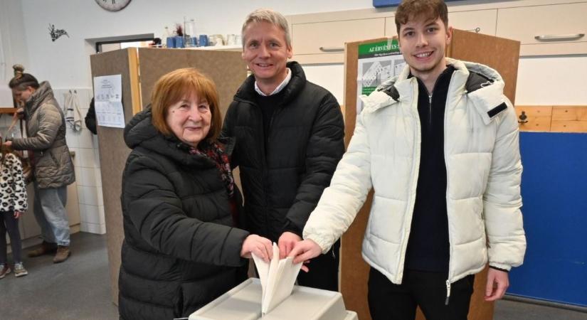 Választás 2026 - Kara Ákos első szavazó fiával adta le voksát Győrben - fotók