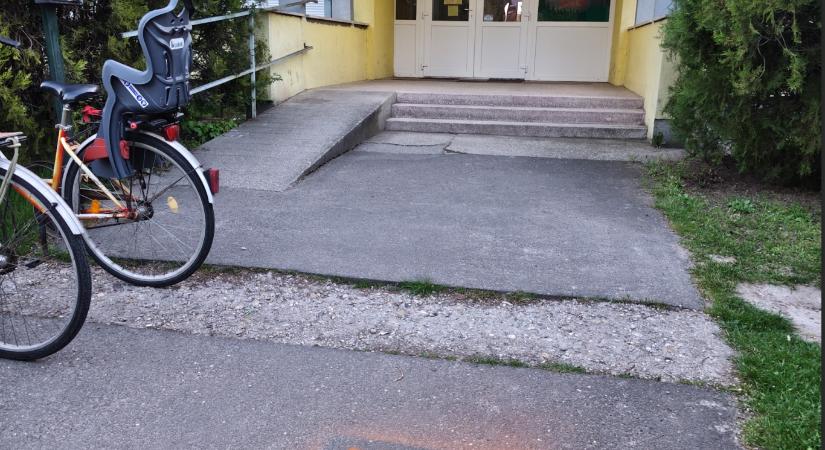 Aszfalfestéssel kampányolt több fideszes egyéni képviselőjelölt is, a kérdés az, hogy mikor