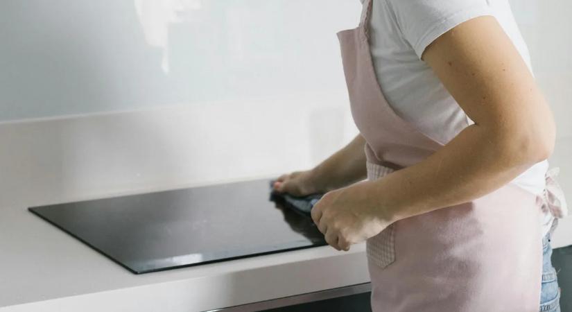 Itt a kerámia főzőlap megmentője – filléres trükk, ami mindent visz