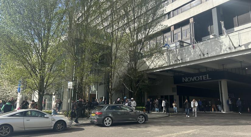 Londonban sokan szavaznak, vidámak az emberek, sokan szelfiznek az urnáknál