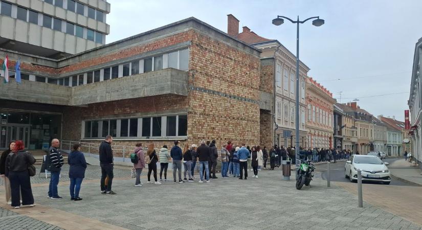 Hosszú sor áll a szombathelyi Fő téren