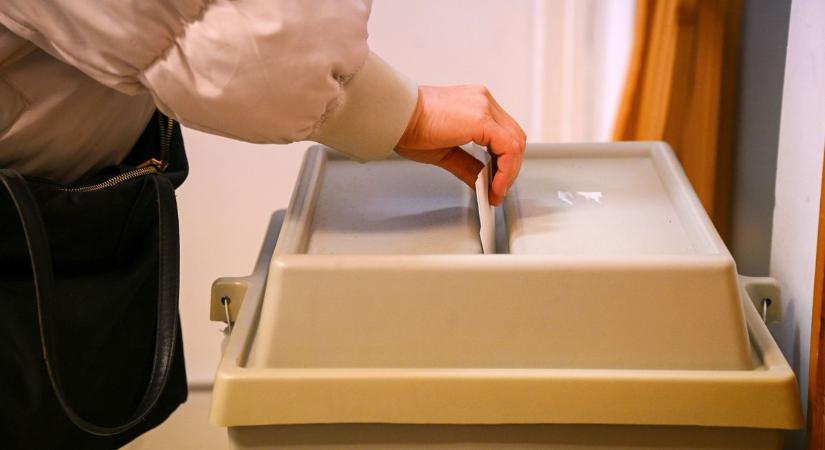 Választási csalás: szavazókör közelében, transzparensekkel a kézben befolyásolták a polgárokat Magyar Péter hívei