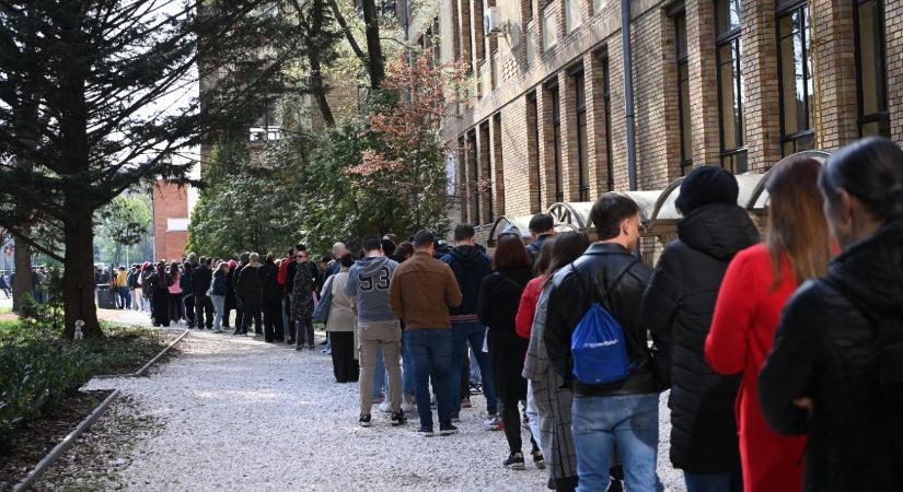 Kígyózó sorok az átjelentkezőknél