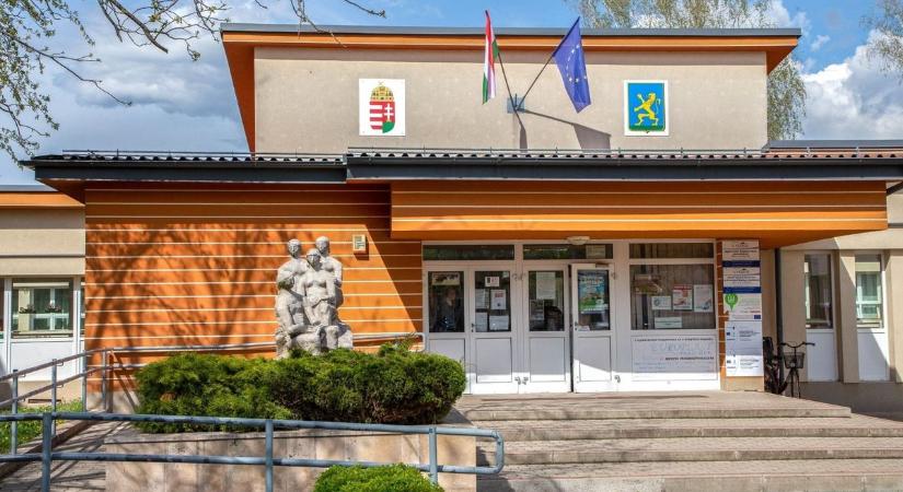 Ebbe az utcába innentől tilos a behajtás: iskolautca program indul Oroszlányban