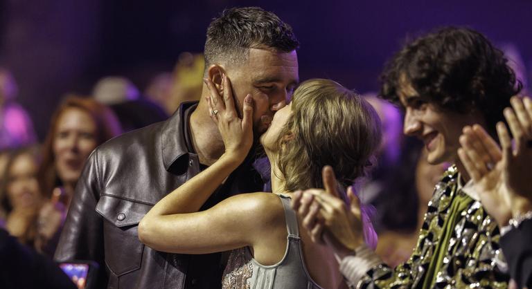 Hiába a milliók, elcsépelt ajándékkal készülnek Taylor Swift esküvőjére barátai