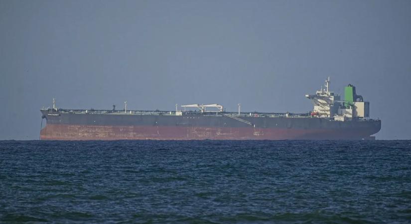 Nagy a baj: U-fordulatot vett két szupertanker a Hormuzi-szoros előtt