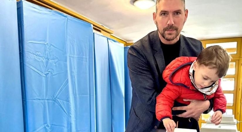 Senki se maradjon otthon! — Szilasi Gábort tündéri gyerekei is elkísérték a szavazásra (fotó)