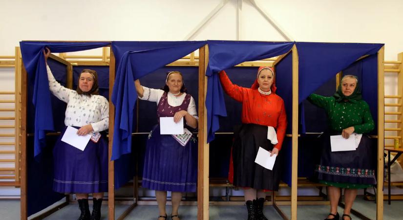 Ezt látni kell: népi öltözékben szavaztak a veresegyházi asszonyok