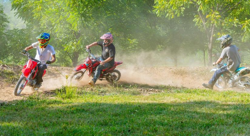 Súlyos károkat okoztak a krosszmotorosok: Tehetetlenek a gazdák az illegális száguldozókkal szemben