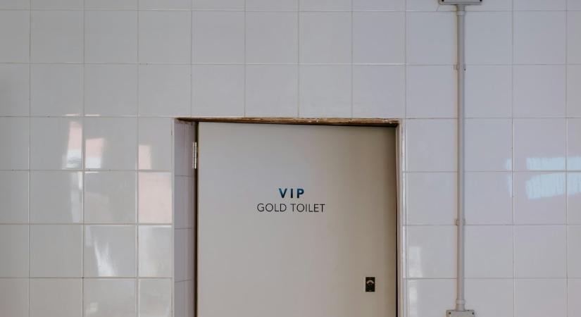 Válogatott eszközökkel püfölte a közvécé automatáját egy kaposvári férfi, az egészet látta a kamera