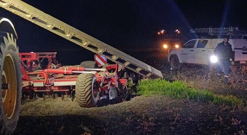 Rádőlt a vezetőfülkére egy villanyoszlop Szalkszentmártonnál, a sofőr megúszta a balesetet – fotók