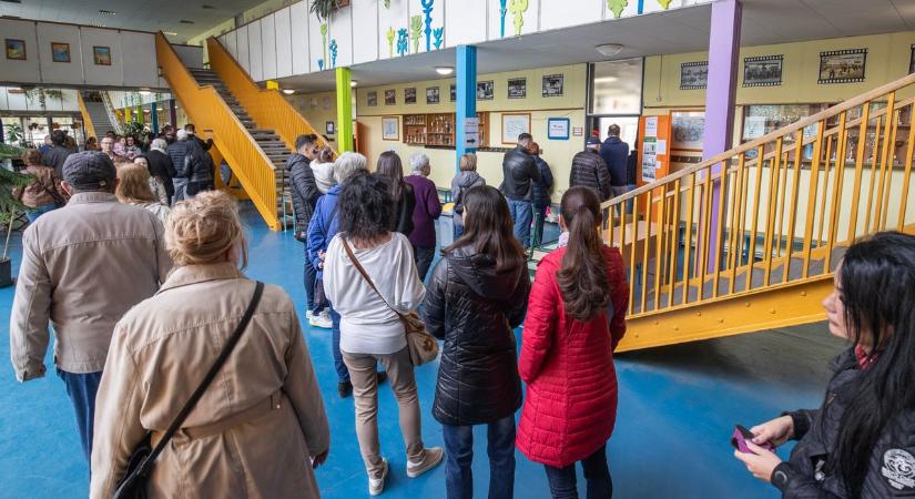 Szavazási láz Móron és Székesfehérváron – már délelőtt megteltek a szavazókörök (galéria)