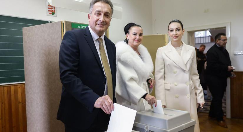 Simon Róbert Balázs képviselő családjával ment szavazni - Fotók, videó