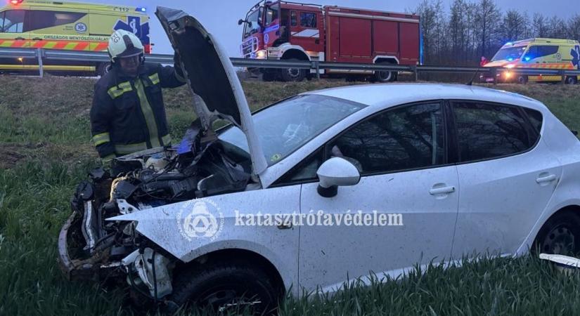Brutális baleset volt Alsónemesapátinál – többször megpördült, majd az oldalán állt meg az autó