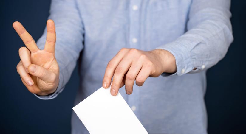 Roland mellett egy házaspár szavazott, aztán durva hangokra lett figyelmes a fülkében