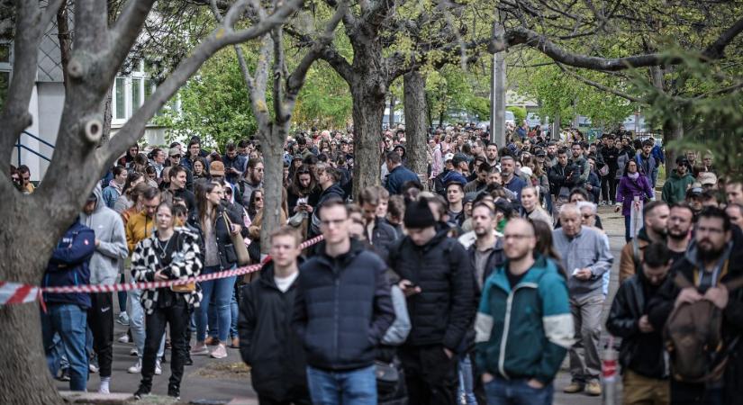 Kis Grófo noszogat a Messengeren, hogy szavazzunk Orbánra, vagy holnaptól jön az 1000 Ft-os benzin