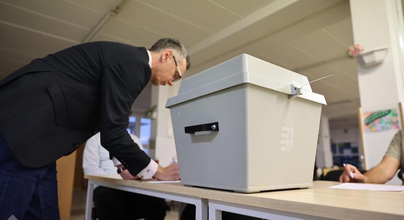 Eseménydús reggel a vármegyei szavazókörökben: téves aláírás és rosszullét