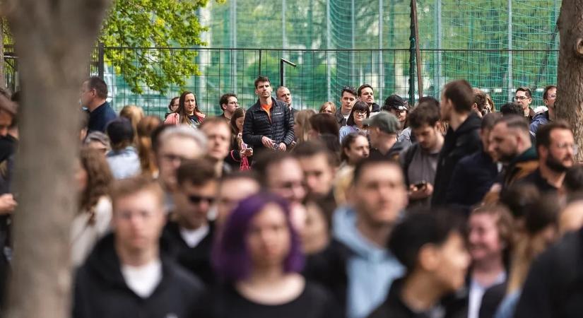 Brutális sorok a szavazásnál: órákig várhatnak az átjelentkezők – galéria