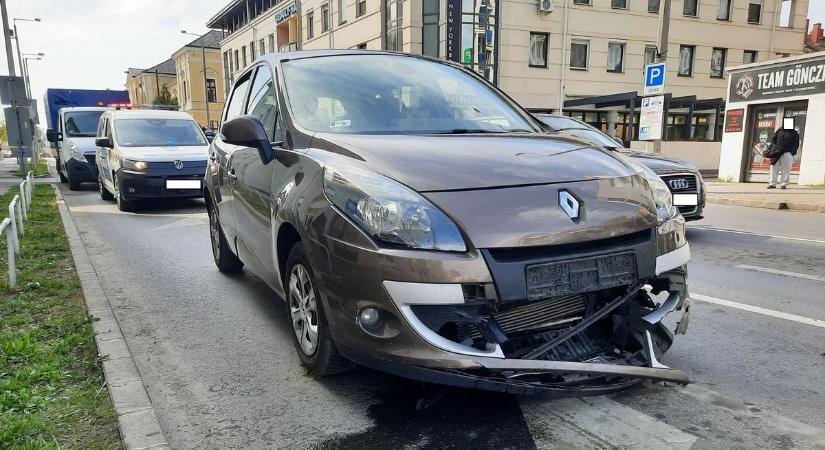 Két személygépkocsi ütközött Nyíregyházán – a rendőrséget is a helyszínre érkezett! (fotókkal)