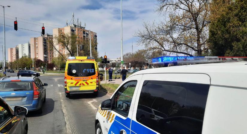 Baleset történt a Pazonyi téren, súlyosan megsérült egy motoros (fotók)