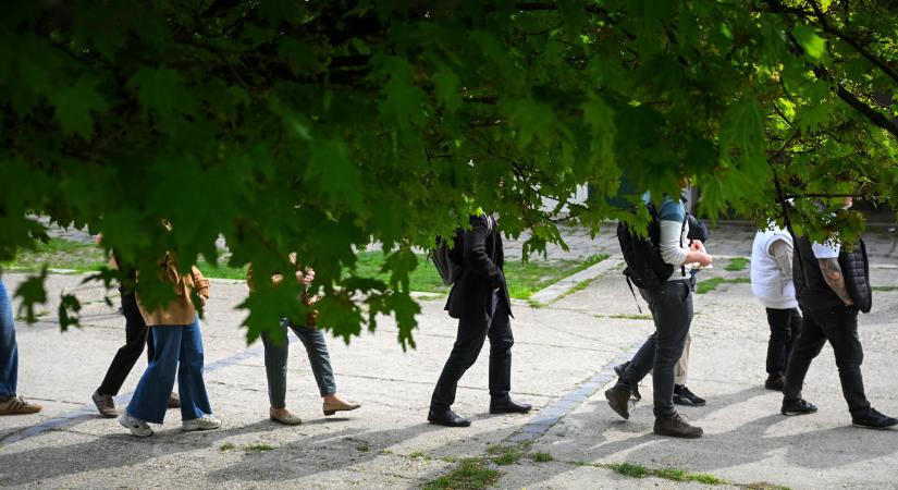 „Szeretném, ha úgy alakulna, ahogy én szeretném” – itt tartott a köztévé Híradója a választások napján délben