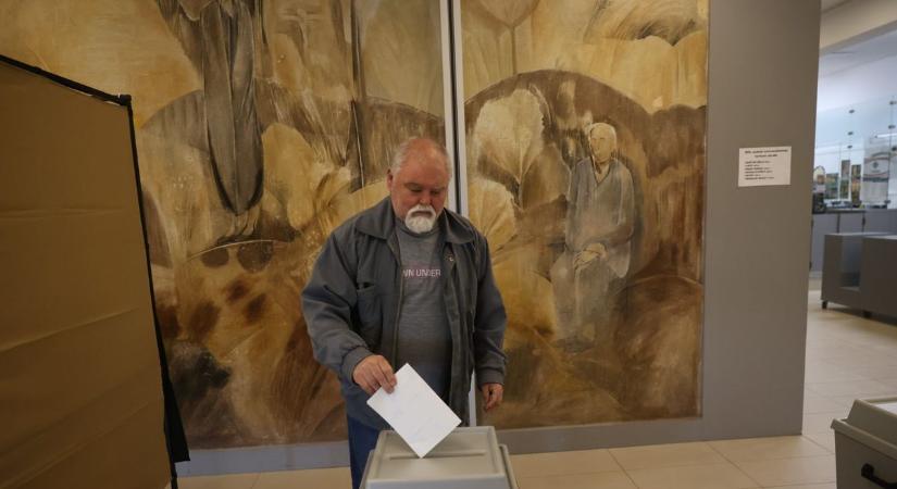 Vármegye szerte magas a részvétel – különösen fontos nap ez a mai (képgalériákkal)