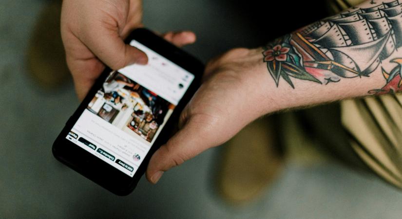 A pszichológia szerint a végtelen scrollozás mögött egy tudatosan felépített pszichológiai mechanizmus áll