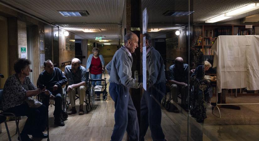 Megnéztük, hogyan szavaznak az idősek otthonában, ahol egy 106 éves is voksolt