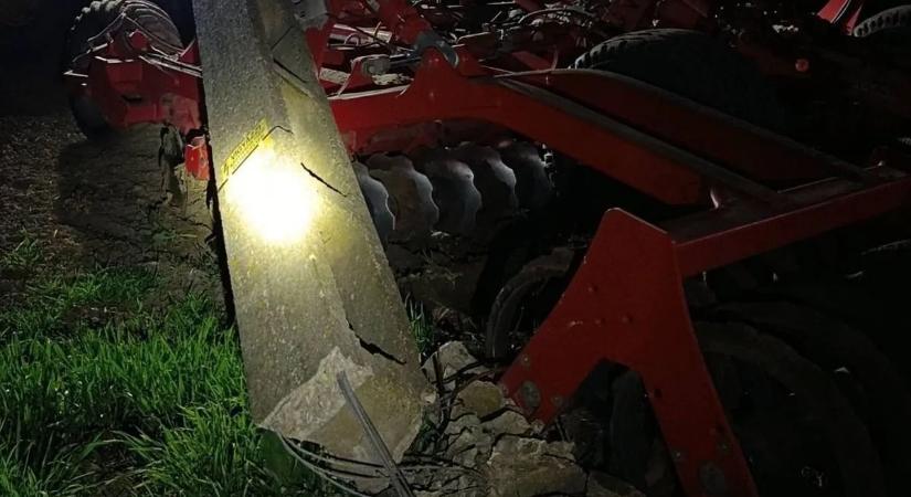Brutális baleset Szalkszentmártonnál – rádőlt a villanyoszlop a vezetőfülkére, földbe döngölte az erőgépet