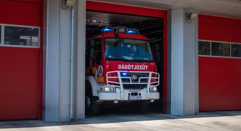 Riasztás Szegeden: vörösen izzott a garázs belseje a Teréz utcában