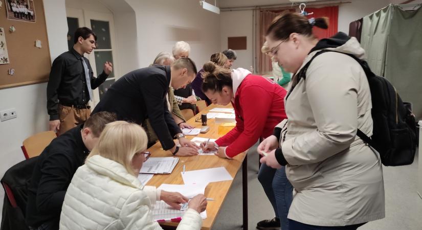 13 órára már túllépte az 50%-ot a részvételi arány