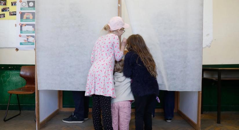 Tényleg szabálytalan, ha használod a telefonodat a szavazófülkében?