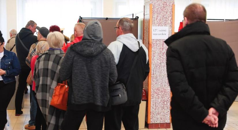 Kígyózó sorok mellett zajlik a választás Hajdú-Biharban, kilőttek a részvételi adatok - fotókkal!